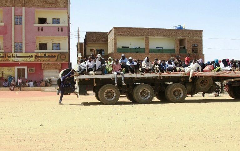 People-fleeing-street-battles-between-the-forces