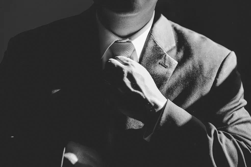 La Cravate et l’Intellectuel Africain : Une Élite déconnectée du peuple